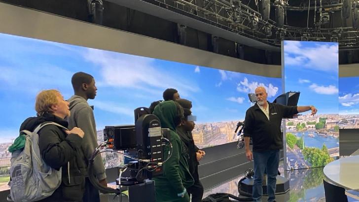 Découverte d'un plateau de TV